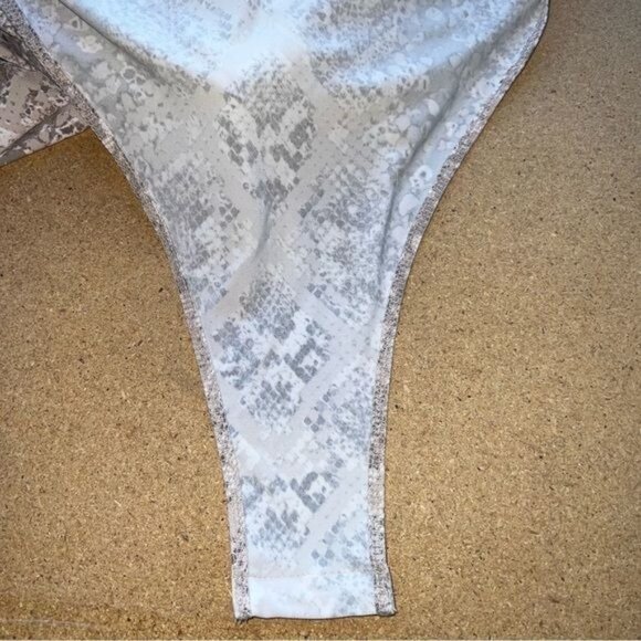 Leith Snake Print Bodysuit Women L Beige Polyester Spandex Stretchy Chic V-Neck - Picture 6 of 8